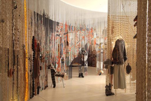 Vorschau Bild von BLESS, No.45 Metalstringcurtain [Vorhang aus
Metallfäden], Objektgestaltung: Bless, Boudicca, Sandra Backlund,
Tel Aviv Museum of Art, 2013