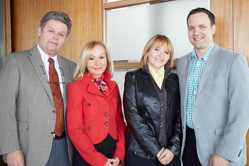 http://www.apa-fotoservice.at/galerie/4184 Im Bild
v.l.n.r. Otto SPRANGER (Sprecher der Österreichischen Lungenunion
(ÖLU)), Univ.-Prof.in Dr.in Anita RIEDER (Leiterin des Instituts für
Sozialmedizin sowie des Zentrums für Public Health, Medizinische
Universität Wien), Med.Rätin Dr.in Elisabeth ZEHETNER, MSc
(Fachärztin für Lungen- und Bronchialheilkunde) und Prim. Priv.-Doz.
Dr. Fritz HORAK (Ärztliche Leitung Allergiezentrum West)