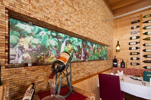 Vorschau Bild von Besonders Glück haben die Teilnehmer der
Weinbeißerwoche, die das außergewöhnliche Ambiente der Vinothek
Korki und des Achentalerhofs gleich eine ganze Woche genießen
dürfen.