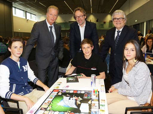 Wirtschafts- und Jugendminister Reinhold
Mitterlehner mit voestalpine-Generaldirektor Wolfgang Eder und
mehreren Schülern, die an den Business School Games in der Linzer
Stahlwelt teilgenommen haben. In der Mitte Organisator Jakob Frey.