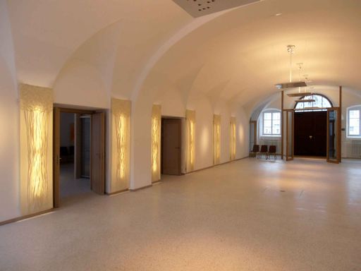 "Kleider des Lichts", designet und realisiert von
der österreichischen Textilkünstlerin Margit Wimmer-Fröhlich ziehen
im Erzbischöflichen Palais in Salzburg derzeit alle Blicke auf sich.