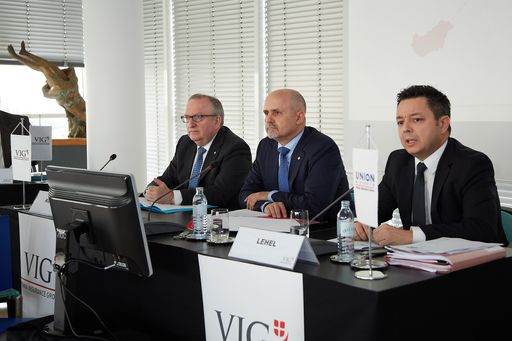 http://www.apa-fotoservice.at/galerie/4191 Im Bild
v.l.n.r.: Franz Kosyna (Generaldirektor-Stellvertreter VIG), Peter
Hagen (Generaldirektor VIG), Gabór Lehel (Generaldirektor Union
Biztosító)
