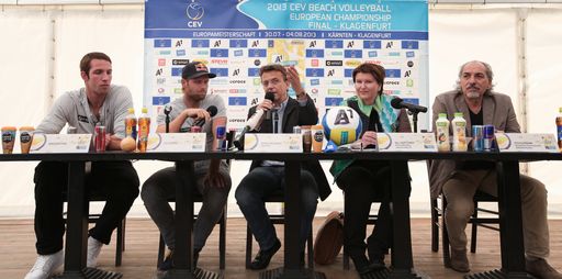 Vorschau Bild von v.l.n.r. Sebastian Fuchs, Julius Brink, Hannes
Jagerhofer, Mag. Tanja Sourek, Peter Kleinmann.