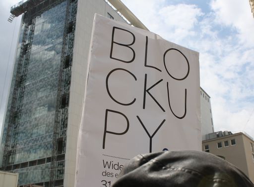  Wie bereits letztes Jahr ruft das Blockupy-Bündnis*
auch heuer zu europaweiten Aktionstagen gegen die autoritäre
Krisenpolitik der deutschen Bundesregierung und der Troika (EU, EZB,
IWF) von 30. Mai bis 1. Juni in Frankfurt/Main auf.