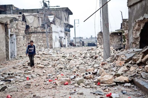  Bub geht durch zerstörten Straßenzug im Norden
Aleppos. Trauriger und belastender Alltag für die Kinder Syriens und
großes Unrecht an den Kindern!