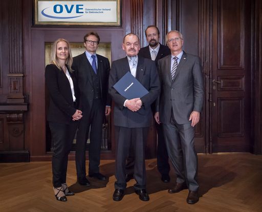 Ausgezeichnet mit der OVE-Ehrennadel: Ing. Karl
Wallner (Mitte) mit OVE-Vizepräsidentin Dr. E. Steinberger-Kern,
OVE-Generalsekretär Dipl.-Ing. P. Reichel, Dipl.-Ing. Ch. Gabriel,
Leiter des Bereichs Normung im OVE, und OVE-Präsident Dr. Franz
Hofbauer (v.l.)