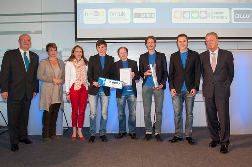Vorschau Bild von SC Mag. Theodor Siegl/BMUKK, Projektlehrerin
Brigitta Platzer/BHAK Weiz, Sigrid Anna Kuhn/Saturn, Team
"Gestures-Interpreter-Platform (GIP)", BM Dr. Reinhold Mitterlehner