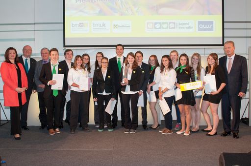 Vorschau Bild von Mag. Andrea Weber/Raiffeisen Klimaschutz
Initiative, SC Mag. Theodor Siegl/BMUKK, Team "Soilution - Erde mit
Zukunft", BM Dr. Reinhold Mitterlehner