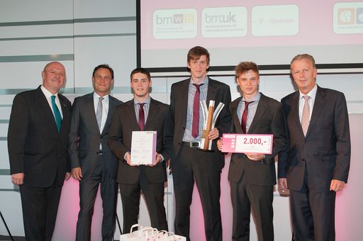 Vorschau Bild von SC Mag. Theodor Siegl/BMUKK, Martin
Katzer/T-Systems Austria, Team "Remotely", BM Dr. Reinhold
Mitterlehner