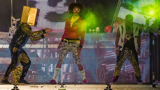 Vorschau Bild von "I'm Sexy And I Know It" - Red Foo heitzt den
tausenden Tanzwütigen ordentlich ein