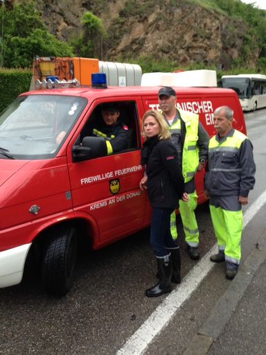 Landesrätin Elisabeth Kaufmann-Bruckberger
informiert sich vor Ort in Krems über die Hochwassersituation.