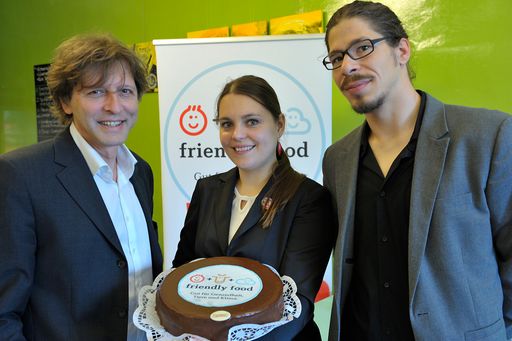 Im Bild v.l.n.r.: Thomas Blimlinger,
Bezirksvorsteher Wien-Neubau; Daria Hainz, Projektleiterin friendly
food VIER PFOTEN; Martin Schlatzer, Universität für Bodenkultur.