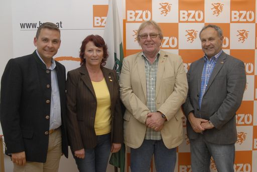 Das steirische BZÖ hat in seiner gestrigen Bündnisteamsitzung die
Kandidatenlisten für die Nationalratswahl im September 2013
beschlossen. Die bisherigen steirischen BZÖ-Nationalratsabgeordneten
Gerald Grosz, Dr. Wolfgang Spadiut und Obstlt. Kurt List werden
gemeinsam mit der oststeirischen Angestellten Silvia Barones das
orange Bündnis in die Wahlauseinandersetzung führen.