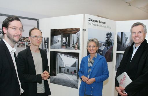 http://www.apa-fotoservice.at/galerie/4203 Im Bild
v.l.n.r: Die Ausstellungskuratoren Andreas Fogarasi und Christian
Teckert, Kulturministerin Claudia Schmied und MAK-Direktor Christoph
Thun-Hohenstein.