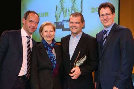 http://www.apa-fotoservice.at/galerie/4171 Im Bild
v.l.n.r.: Mag. Erwin Soravia (Soravia Group AG), KommR Brigitte Jank
(Präsidentin der Wirtschaftskammer Wien), Peter Györgyfalvay
(Geschäftsführer der Kuchen-Peter GmbH, "Graduate of the Year"),
Rainer Trefelik (Präsident des Fonds der Wiener Kaufmannschaft)