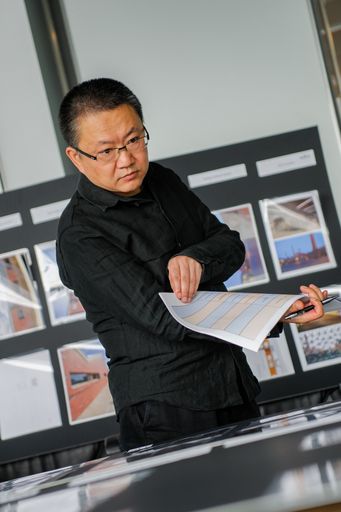 Vorschau Bild von Pritzker-Preisträger Wang Shu bei der finalen
Jurysitzung.