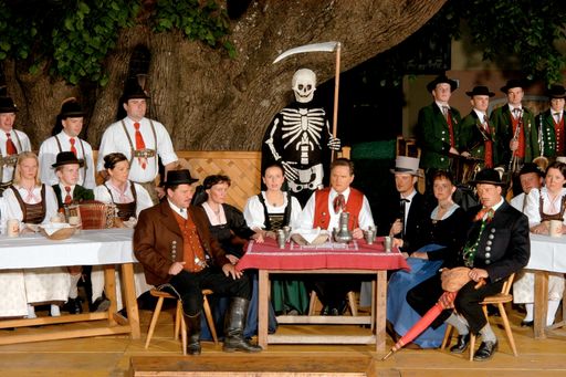 2013 findet wieder der Faistenauer Jedermann vom
05. Juli bis 10. August statt. Im Bild die Tischgesellschaft mit dem
Auftritt des Todes.