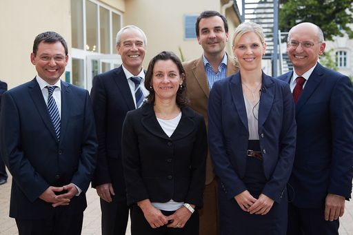  http://www.apa-fotoservice.at/galerie/4081 Im Bild
v.l.n.r. Robert Ziegler, ORF NÖ, Hon.-Prof. Dr. Eckart Ratz,
Präsident Oberster Gerichtshof, Mag. Daniela Zimmer, AK
Konsumentenschutz, Dr. Florian Klenk, Chefredakteur Falter, Dr.
Susanne Chyba, Rechtsanwältin und Dr. Michael Schwarz, Präsident RAK
NÖ