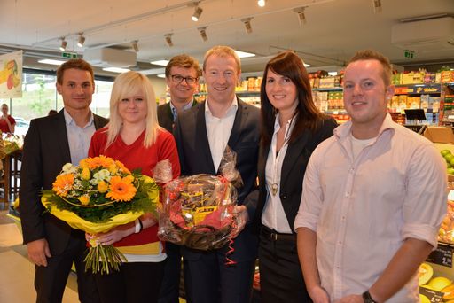 http://www.apa-fotoservice.at/galerie/4207 Im Bild
v.l.n.r.: Markus Schmid (BILLA Regionalmanager), Daniela Kober
(BILLA Abteilungsleitung Feinkost), Manfred Pitters (BILLA
Vertriebsmanager), Josef Holzleitner (BILLA Vertriebsdirektor),
Birgit Koschar (BILLA Frischebetreuerin), Erich Rupp (BILLA
Marktmanager)
