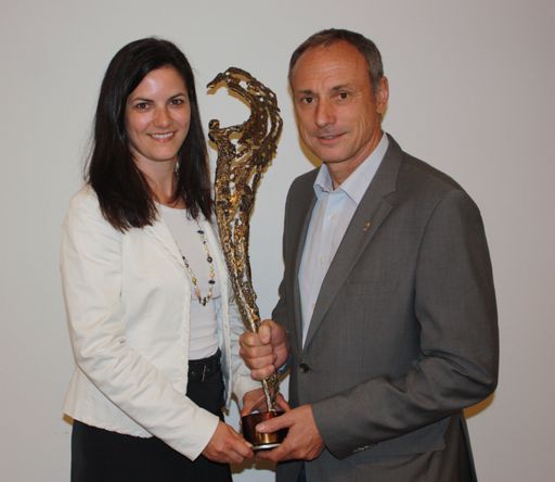 Vorständin des Austria Center Vienna Dr. Susanne
Baumann-Söllner und Sporthilfe Österreich Geschäftsführer Anton
Schutti mit der Trophäe.