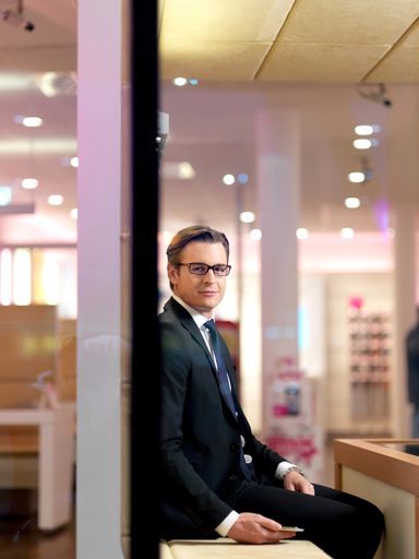 "Mit BIZ INCLUSIVE haben wir vom kleinen Espresso
für den Mitarbeiter, der vor allem im Inland telefoniert und SMS
verschickt, bis hin zum XL-Latte-Macchiato mit Schokostreusel für
den internationalen Manager mit Auslandstelefonie- und
Roaming-Minuten im Angebot", sagt Thomas Kicker, Geschäftsführer
Business bei T-Mobile Austria.