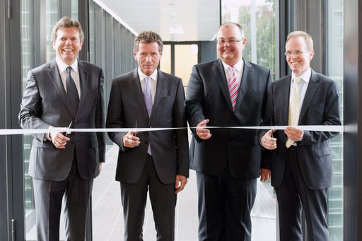 v.l.n.r.: Dr. Lothar Roitner, Obmann der FH
Technikum Wien und Geschäftsführer des FEEI - Fachverband der
Elektro- und Elektronikindustrie, o.Univ.-Prof. Dr. Karlheinz
Töchterle, Bundesminister für Wissenschaft und Forschung, Dr.
Michael Würdinger, Geschäftsführer der FH Technikum Wien, FH-Prof.
DI Dr. Fritz Schmöllebeck, Rektor der FH Technikum Wien.