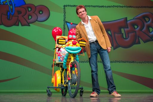 Vorschau Bild von Thomas C. Brezina und Tom Turbo gemeinsam auf der
Bühne