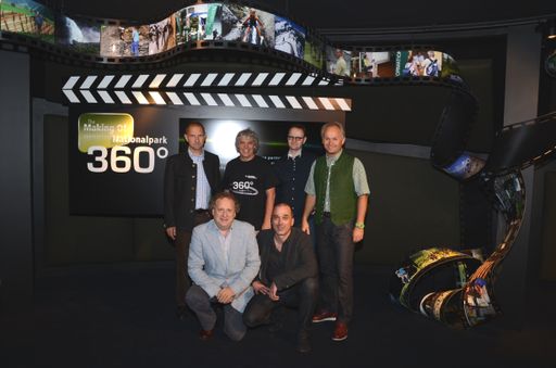  1. Reihe vorne v.l.n.r.: Dr. Norbert Winding
(Haus der Natur), Andreas Zangl 2. Reihe hinten v.l.n.r.: Direktor
Dipl.-Ing. Wolfgang Urban (Nationalpark Hohe Tauern), Dr. Michael
Schlamberger (Science Vision), Gert Oswald (Pro Media) und Mag.
Christian Wörister (Nationalparkzentrum Hohe Tauern & Ferienregion
Nationalpark Hohe Tauern GmbH)