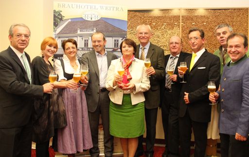 v.l.n.r.: Bezirkshauptmann Hofrat Mag. Johann
Böhm, Chris Lohner, Karin Weißenböck, BM Josef Willroider, Doris
Walter, Dkfm. Dr. Günter Stummvoll, KR Manfred Pascher, DI Karl
Trojan, Peter Weißenböck , Bürgermeister Raimund Fuchs