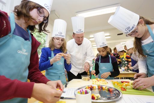 Kinder der VS Keferfeld mit GOURMET-Koch Stefan
Kellner bei der 1. GOURMET-Kinderkochwerkstatt in Linz