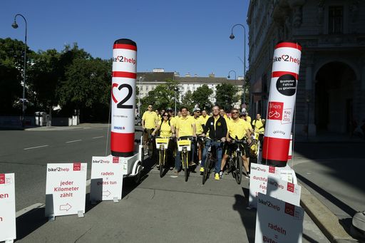 GD Stv. Georg Kraft-Kinz, Raiffeisen in Wien,
unterwegs zu Kooperationspartnern - zugunsten von bike2help