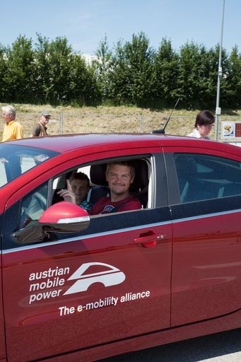 Begeisterter Testfahrer des Opel Ampera beim
Schauplatz alternative Antriebe in Marchtrenk