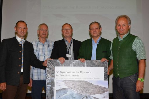 v.l.n.r.: NP-Dir Wolfgang Urban mit den Leitern
des 'International Scientific Board' Dr.Thomas Scheurer, Schweizer
Akademie der Wissenschaften, Dr.Günter Köck, Österreichische
Akademie der Wissenschaften sowie dem Bürgermeister der
NP-Hauptstadt Mittersill Dr.Wolfgang Viertler und Ferienregion und
NPZ Geschäftsführer Christian Wörister