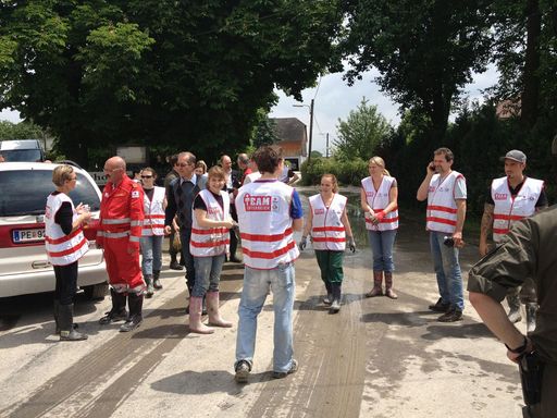 Vorschau Bild von Die Mitarbeiter des Roten Kreuzes und das Team
Österreich verteilen die Sachspenden vor Ort (Es gelten die
Nutzungsbedingungen der Fotodatenbank des Österreichischen Roten
Kreuzes)