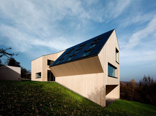 Das VELUX Sunlighthouse in Pressbaum bei Wien ist
das erste CO2-neutrale Aktivhaus Österreichs mit
überdurchschnittlich viel Tageslichteinstrahlung und höchster
Wohnqualität.