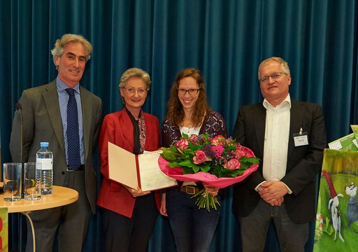 Vorschau Bild von Am 10. Juni 2013 wurde im Dachsaal der Wiener
Urania der "Preis der jungen LeserInnen" an die oberösterreichische
Autorin Michaela Holzinger von Bundesministerin Claudia Schmied
verliehen.