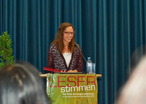 Vorschau Bild von Am 10. Juni 2013 erhielt Michaela Holzinger für ihr
Buch "Funkensommer" den "Preis der jungen LeserInnen". Der mit 5.000
Euro dotierte Preis wurde ihr von Bundesministerin Claudia Schmied
in der Wiener Urania überreicht.