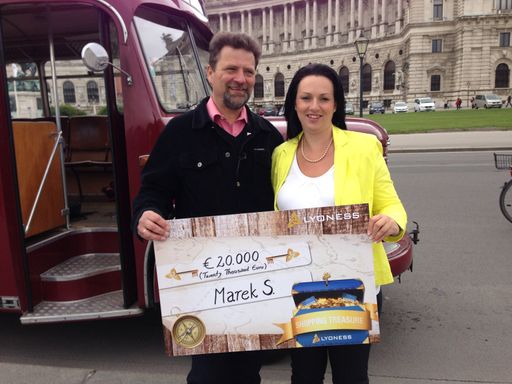  Glücklicher Gewinner: Marek S. (links) aus Wien,
Österreich, nimmt als Hauptgewinner der April-Ziehung der Lyoness
"Shoppingschatz"-Kampagne den Scheck über 20.000 Euro von Heidemarie
Kipperer (rechts) entgegen.