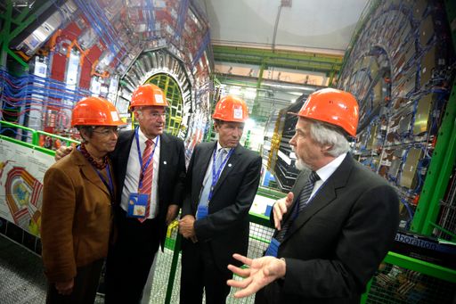 Minister Töchterle, Bundespräsident Fischer und
Margit Fischer bei ihrem CERN-Besuch im Gespräch mit
CERN-Generaldirektor Heuer