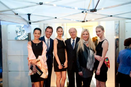  Dr. Friedrich Wille, Volker Piesczek und Elvyra
Geyer umringt von Models, ausgestattet mit FREYWILLE