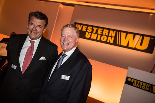 Vorschau Bild von Western Union CEO Hikmet Ersek (li.) und
US-Botschafter William C. Eacho