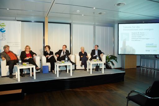  http://www.apa-fotoservice.at/galerie/4224 Im Bild
v.l.n.r. Herbert Buchinger (Direktor, AMS), Eva Wilhelm (
Vorsitzende des Betriebsrats, AIT), Joanne Caddy (OECD, Directorate
for Education and Skills), Johannes Steiner (Moderation,
jost.con.sult - Kommunikationsbüro), Edeltraud Hanappi-Egger
(Leiterin Department Management, WU Wien) und Stephan M. Baron
(Leiter Human Resources, AVL List)