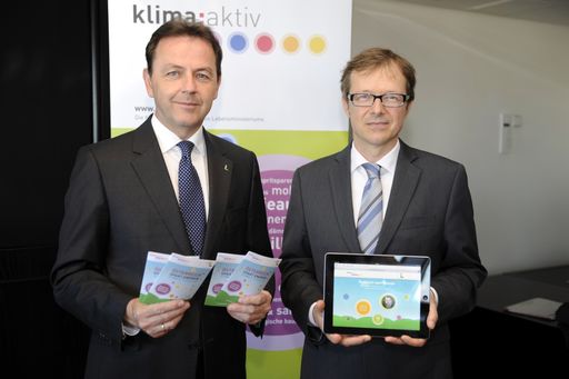 Umweltminister Niki Berlakovich präsentierte die
neue klima:aktiv Informationsoffensive "Österreich spart Energie -
Punkt für Punkt zum Klimaziel" und stellte gemeinsam mit Christoph
Hofinger von SORA eine aktuelle Umfrage vor.