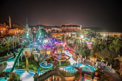 Event-Eldorado für MaturantInnen Didi Tunkel
verwandelte das "Planet Pegasos" in ein "Disneyland" mit Volksbank
Party Castle