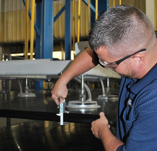 Größte Platten in Nordamerika: Röchling Engineering
Plastics, Dallas (NC), verfügt in Nordamerika über die größten
Plattenpressen für Thermoplastische Kunststoffe (Plattenabmessungen
ca. 6 x 2,5 Meter).
