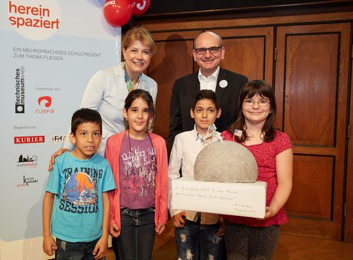  http://www.apa-fotoservice.at/galerie/4223 Im Bild
v.l.n.r. Dr. Gabriele Zuna-Kratky (Direktorin Technisches Museum
Wien), Mag. Harald Nograsek (Verkehrsbüro) und Kinder aus den
teilnehmenden Schulklassen