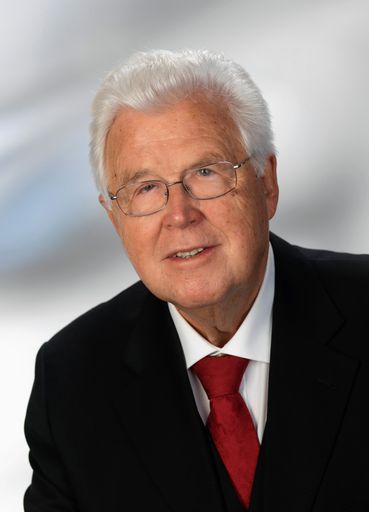  KR Erik Hanke (80), langjähriger Präsident von
"Licht ins Dunkel", Präsident und nunmehr Ehrenpräsident der Wiener
Kinderfreunde, Präsident der Gesellschaft Österreichischer
Kinderdörfer, früherer Wiener Landtagsabgeordneter und langjähriger
Geschäftsführer der Gewista, wurde mit dem Berufstitel "Professor"
ausgezeichnet.