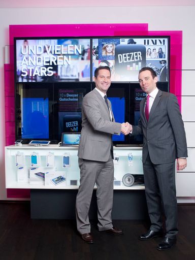  Daniel Daub, Senior Vice President für Consumer
Sales & Service bei T-Mobile (links) und Mag. Rudolf
Mayrhofer-Grünbühel, Head of Sales Samsung Austria.