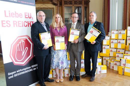 http://www.apa-fotoservice.at/galerie/4246 
v.l.n.r.: Komm. Rat Peter Trinkl (Bundesgremialobmann
Bundesgremium der Tabaktrafikanten Österreichs), DI Tina
Reisenbichler (Geschäftsführerin MVG Monopolverwaltung GmbH), Mag.
Michael Svoboda (Präsident KOBV Kriegsopfer- und Behindertenverband
Österreich), Wilhelm Gröbner (VCPÖ-Vizepräsident und Tabaktrafikant
in Linz)