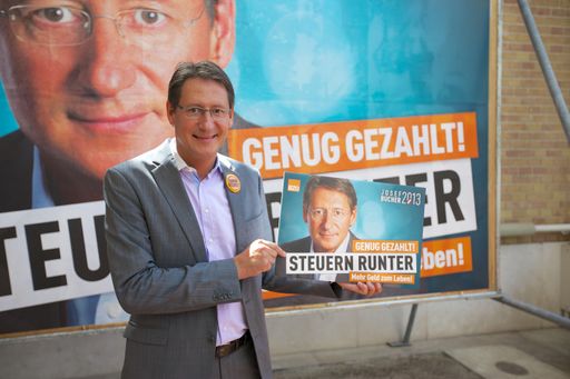 BZÖ-Chef Josef Bucher hat heute in einer
gemeinsamen Pressekonferenz mit Bündniskoordinator und
Wahlkampfleiter Markus Fauland im Wiener Palmenhaus die erste
Plakatserie des BZÖ für die Nationalratswahl 2013 präsentiert.